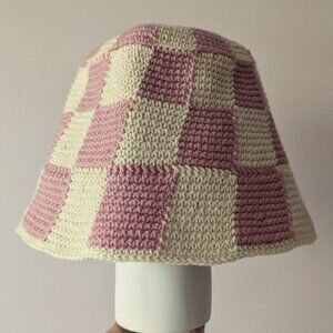 Handknit bucket hat with checkered design beige and pink one size